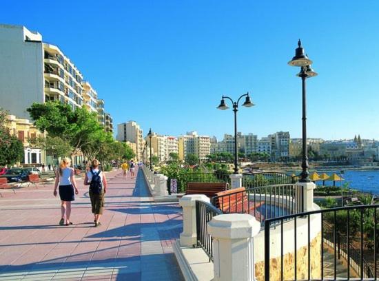 Spacious Apartment Steps To The Promenade Sliema Exterior photo